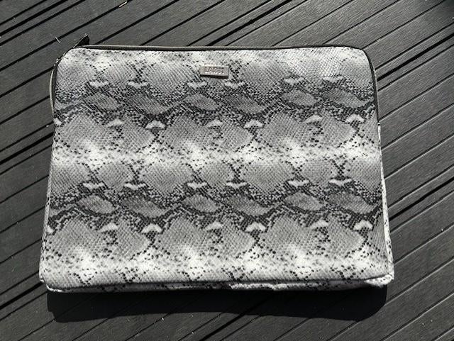 NIEUW ! Laptop hoes LAB31 slangeprint universeel 39 x 29 cm, Computers en Software, Laptophoezen, Ophalen of Verzenden, 15 inch