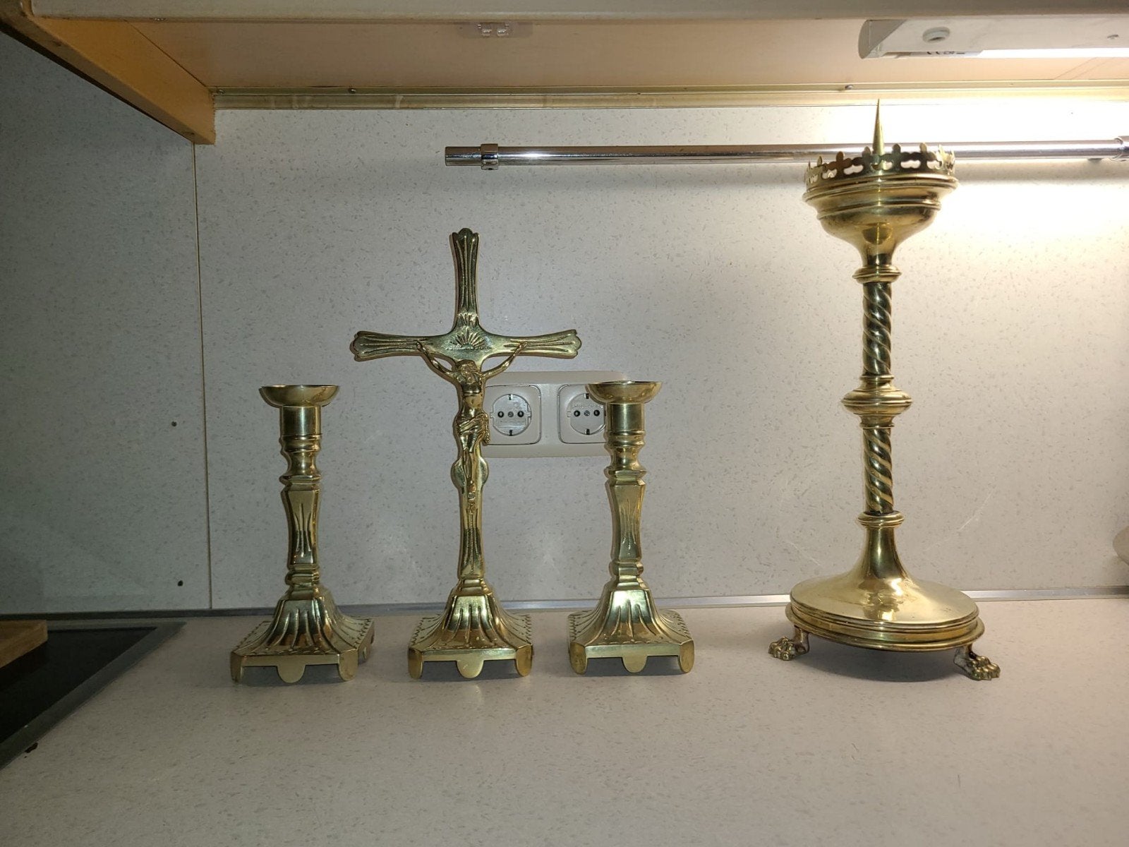 Antieke messing religieuze set: kruis en kandelaars, Ophalen of Verzenden