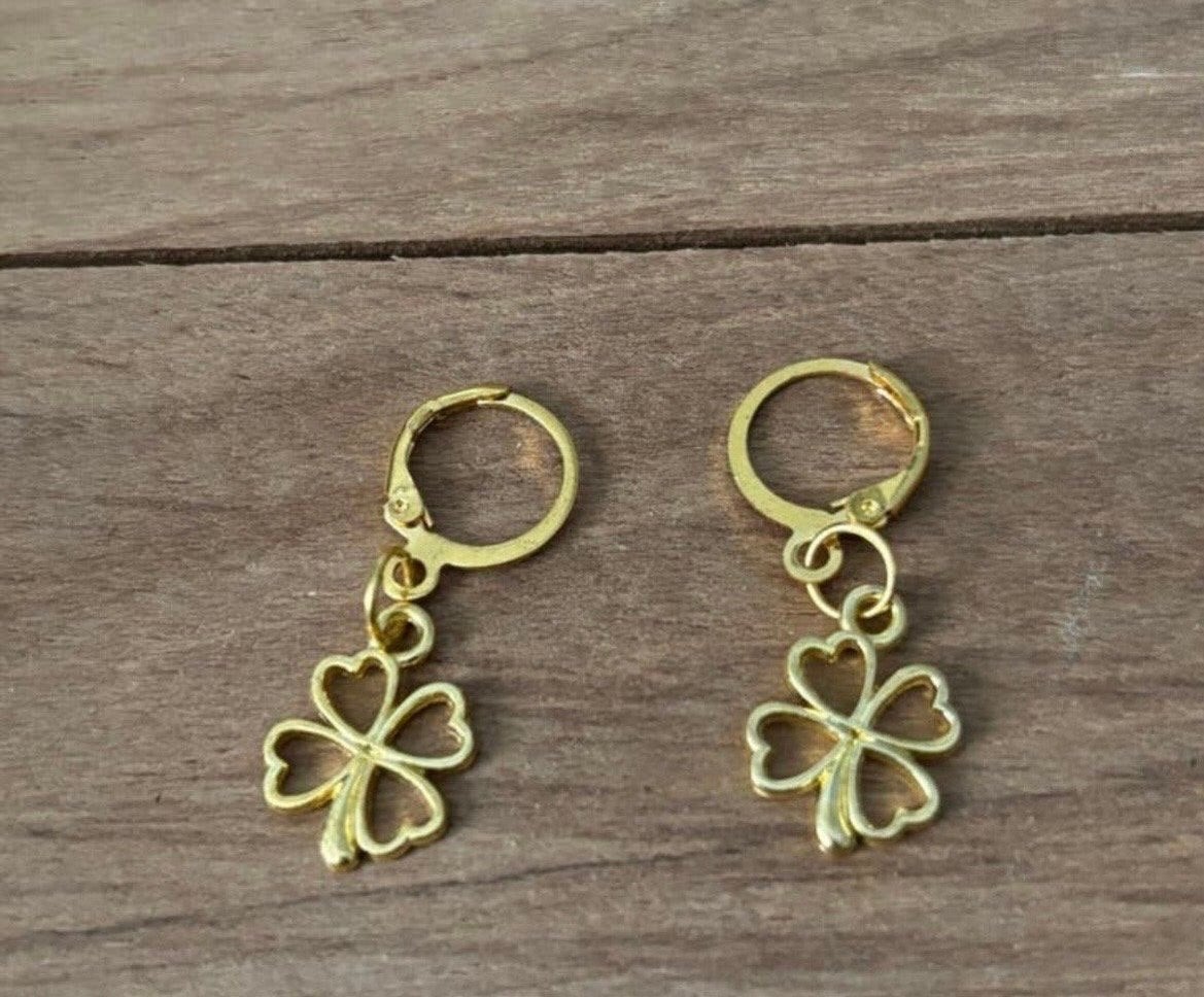 Nieuwe Goudkleurige Klavertje Vier Oorbellen, Sieraden, Tassen en Uiterlijk, Oorbellen, Overige materialen, Hangers, Verzenden