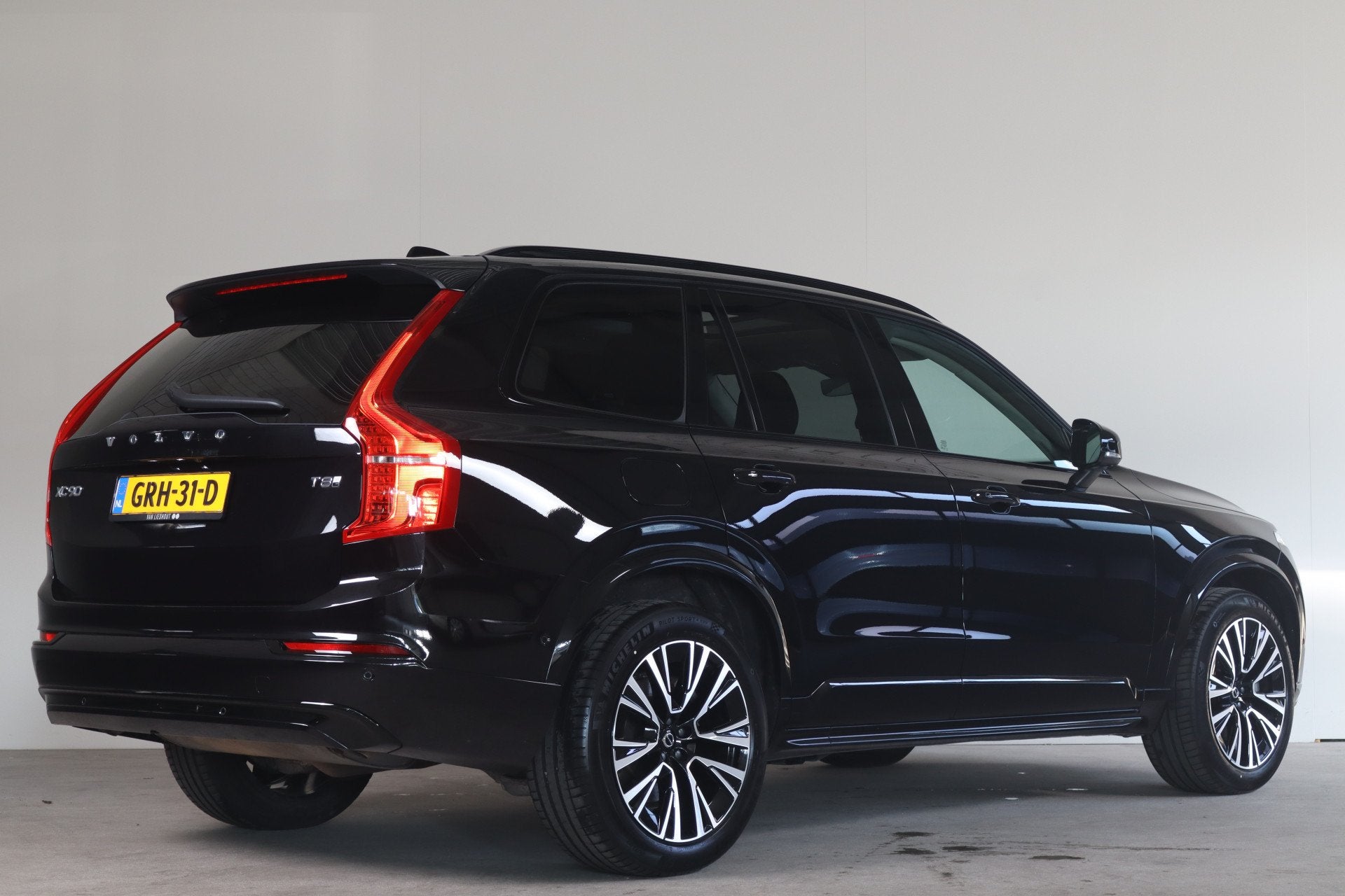 Volvo XC90 2.0 T8 Plug-in hybrid AWD Ultra Dark - NL- Auto!, Gebruikt, 4 cilinders, 1969 cc, Zwart