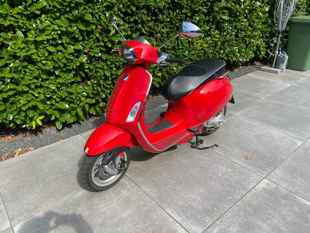Vespa Sprint Bouwjaar 2017 met slechts 4.100 km, Ophalen, Overige modellen, Maximaal 45 km/u, Zo goed als nieuw