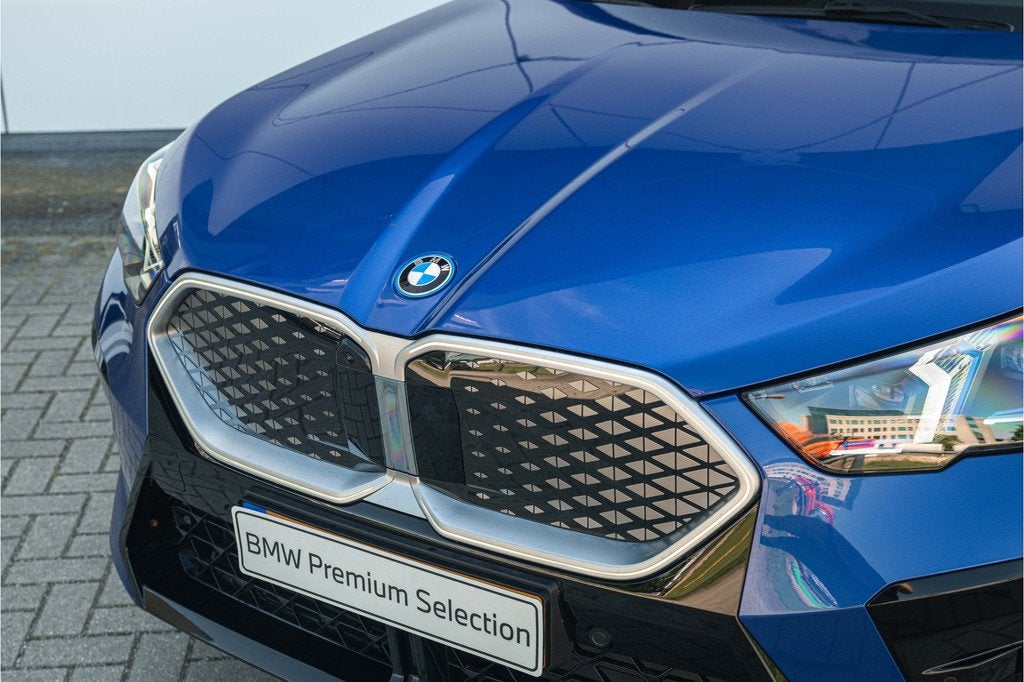BMW iX2 eDrive20 M Sport / Panoramadak / M Sportstoelen / Co, Auto's, BMW, Met garantie (alle), Origineel Nederlands, 204 pk, SUV of Terreinwagen