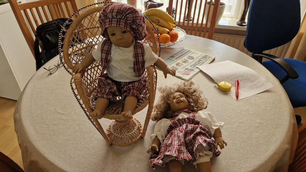 2 oude poppen met poppenstoel, Ophalen of Verzenden, Gebruikt, Pop