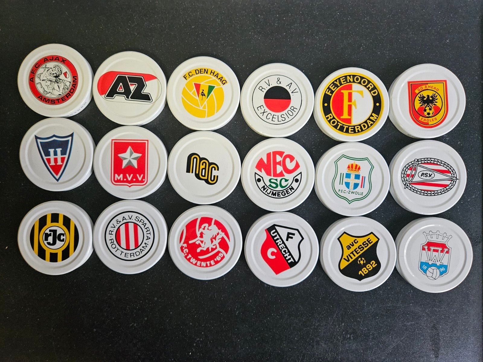 Eredivisie clubemblemen 79/80 op jampotdeksels, Ophalen of Verzenden, Gebruikt, Overige binnenlandse clubs, Overige typen