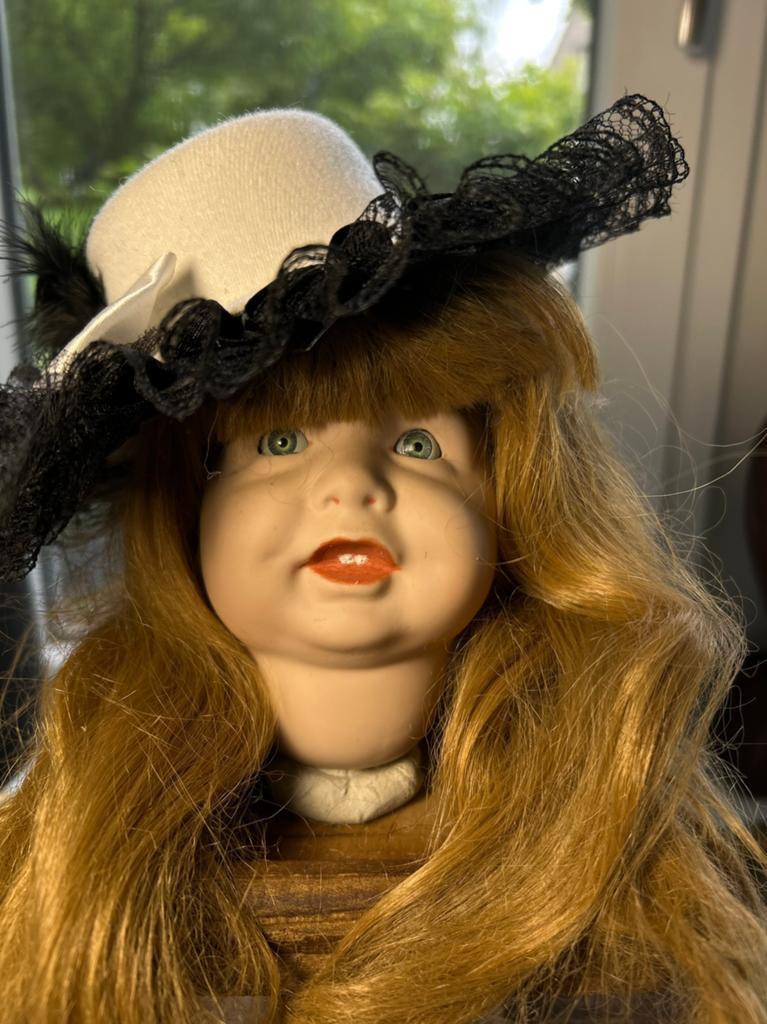 Witte hoed, porseleinen poppenhoofd met pruik, Ophalen of Verzenden, Zo goed als nieuw, X, Pop