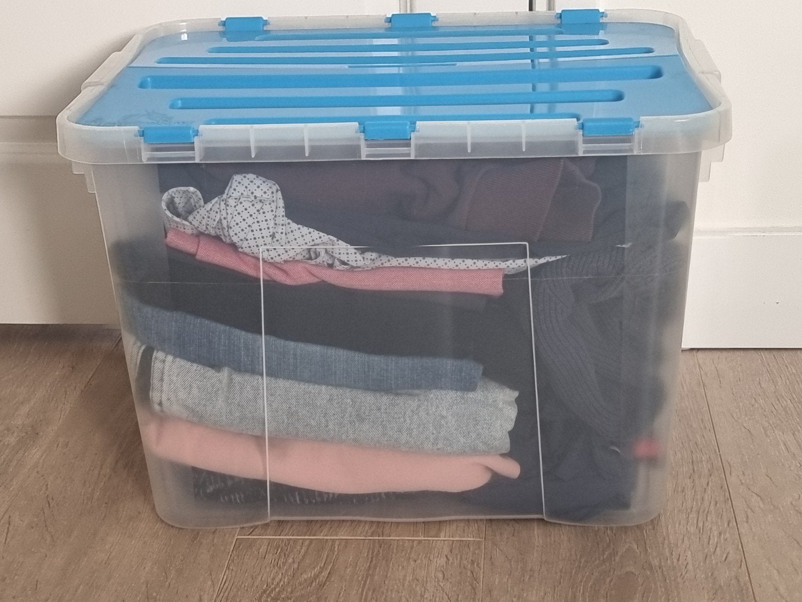 krat vol kleding heren/ dames M/L, Ophalen, Gedragen