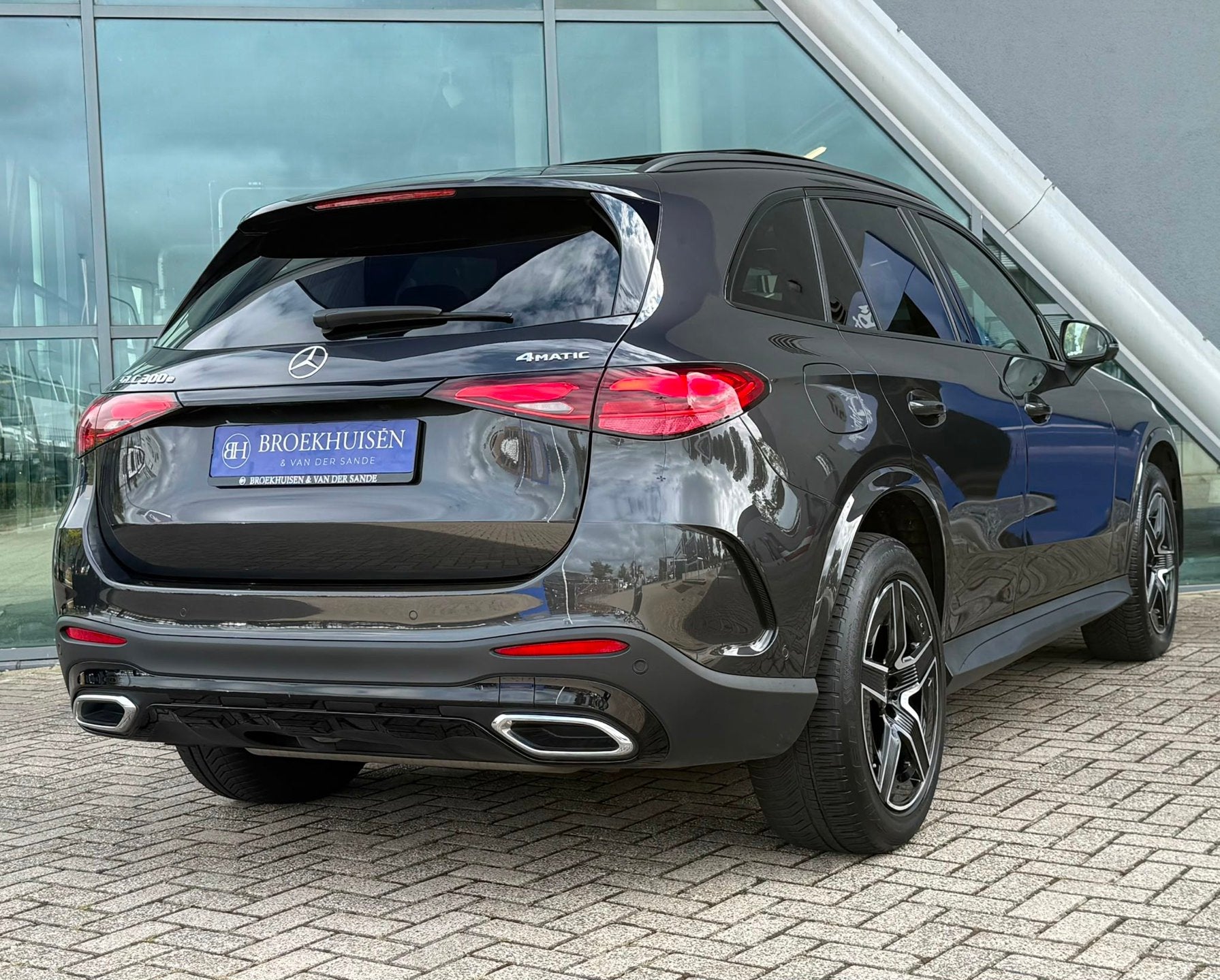 Mercedes-Benz GLC-klasse 300e 4MATIC AMG Line Night Pack / P, Auto's, Mercedes-Benz, Automaat, Gebruikt, Zwart, 2255 kg