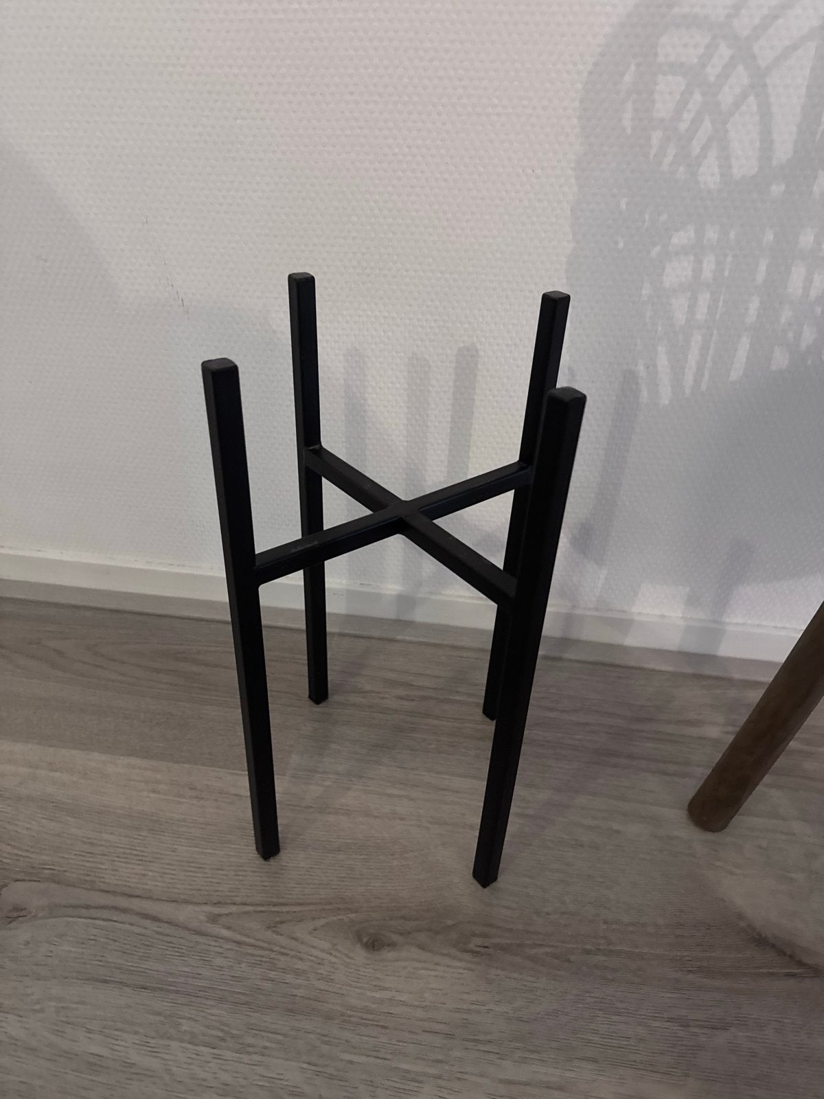 Zwarte metalen plantenstandaard - Modern design, Zwart, Ophalen of Verzenden, Zo goed als nieuw, Metaal