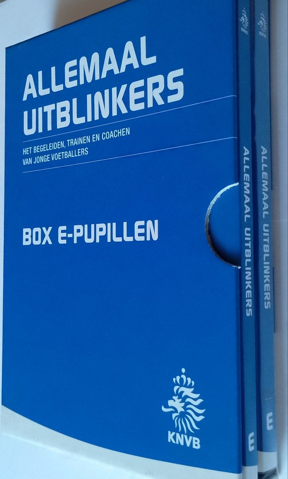 KNVB Allemaal Uitblinkers Box E-pupillen (Boek + DVD), Boeken, Ophalen of Verzenden, Zo goed als nieuw, KNVB, Balsport