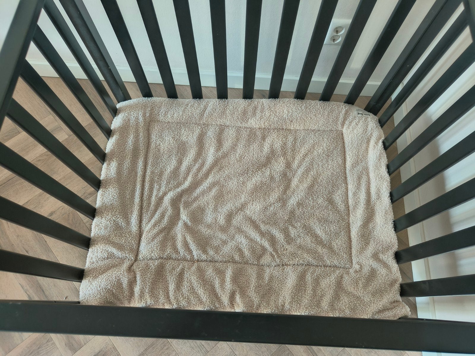 Zwarte box met eventueel een teddy boxkleed en matras, Ophalen, Boxkleed