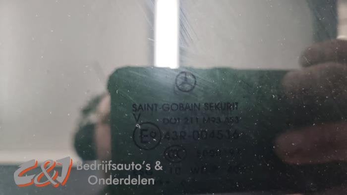 Ruit Laaddeur zijkant van een Mercedes Vito, Gebruikt, -, Ophalen of Verzenden, -
