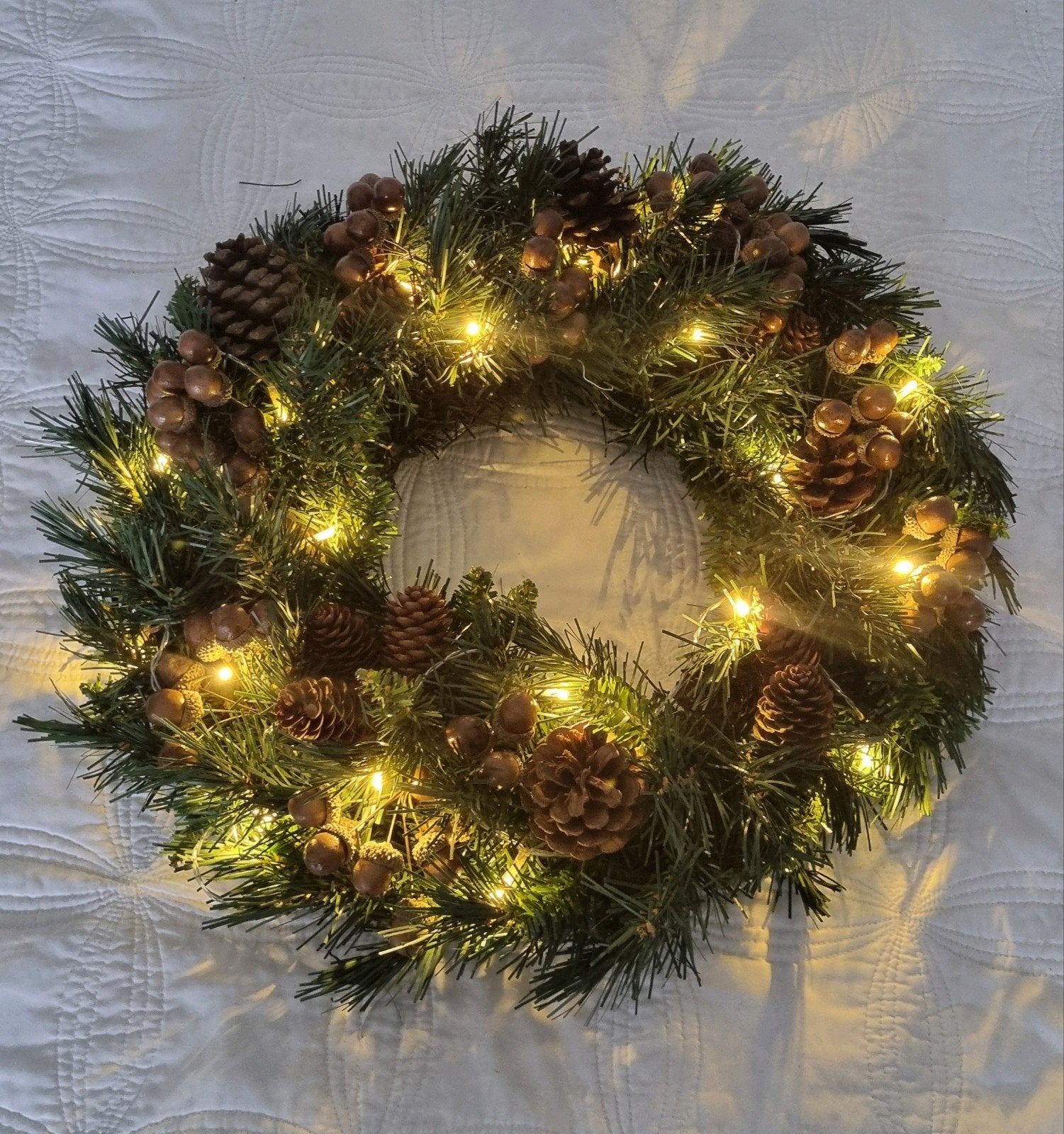 Grote kerstkrans met dennenappels,  eikeltjes en verlichting, Ophalen of Verzenden