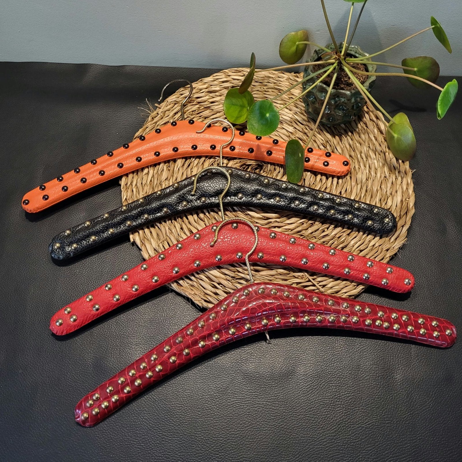 4x Kledinghangers met studs - Oranje, Zwart, Rood, Ophalen of Verzenden, Gebruikt, Overige materialen, Volwassenen