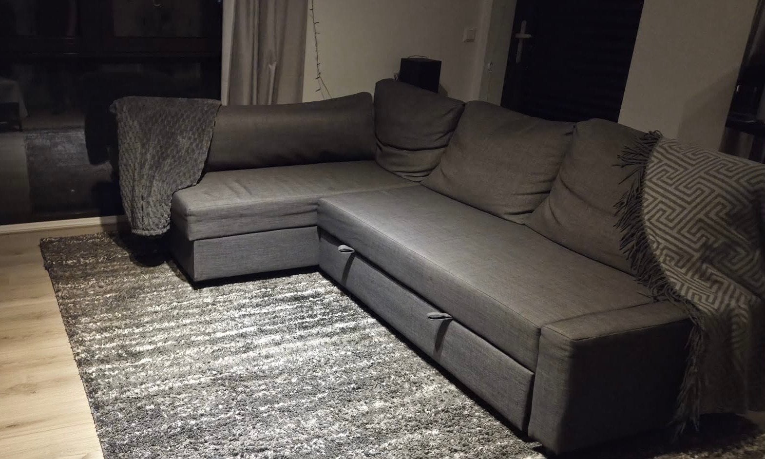IKEA FRIHETEN Hoekbank met opberger, Skiftebo donkergrijs, Huis en Inrichting, Ophalen, Gebruikt, Tweepersoons, Overige maten