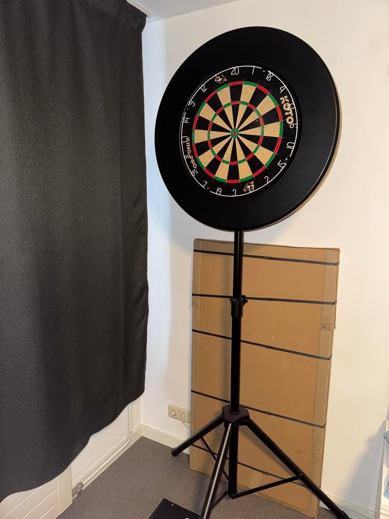 King Of The Oche dartbord + surround met mat en standaard, Ophalen, Gebruikt, Dartbord met pijlen