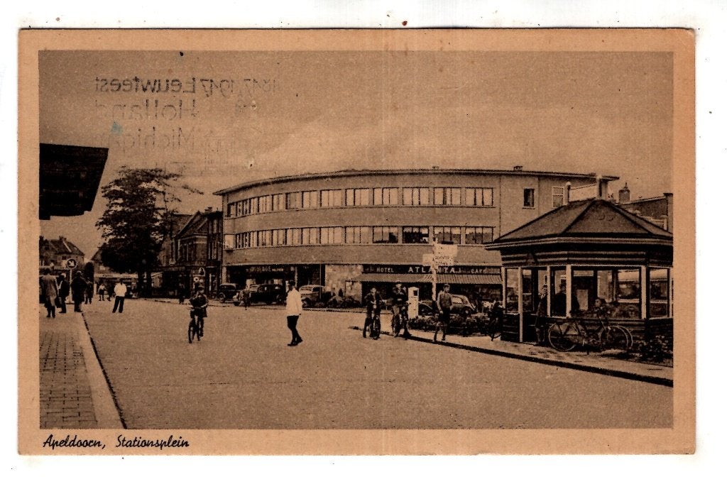 Apeldoorn  Stationsplein met  Wachtkamer, Ophalen of Verzenden, 1920 tot 1940, Gelderland