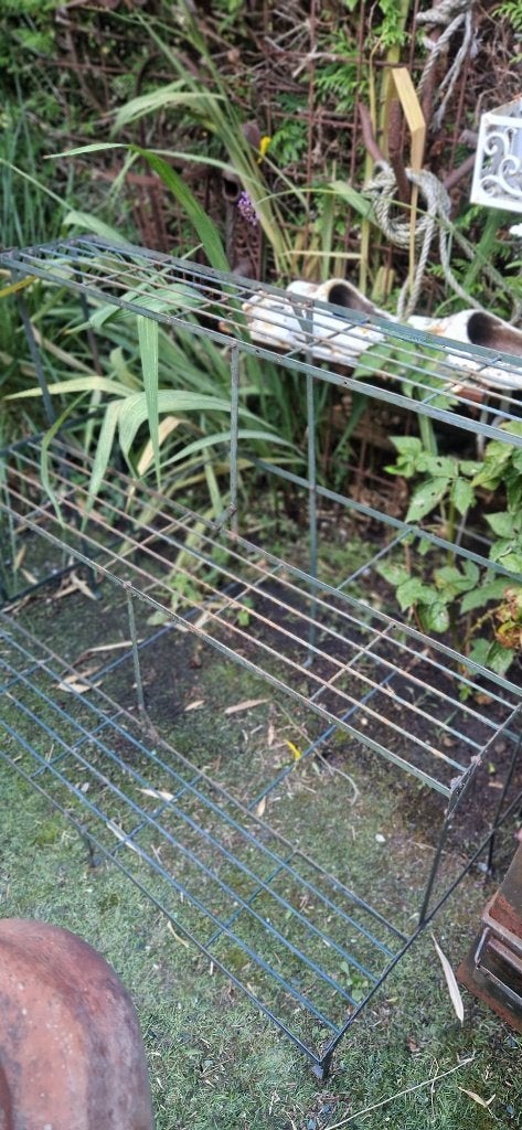 Mooie lage ijzeren tuin etagère met 3 plateaus (brocante), Ophalen, Gebruikt, Rek/stellage, Metaal