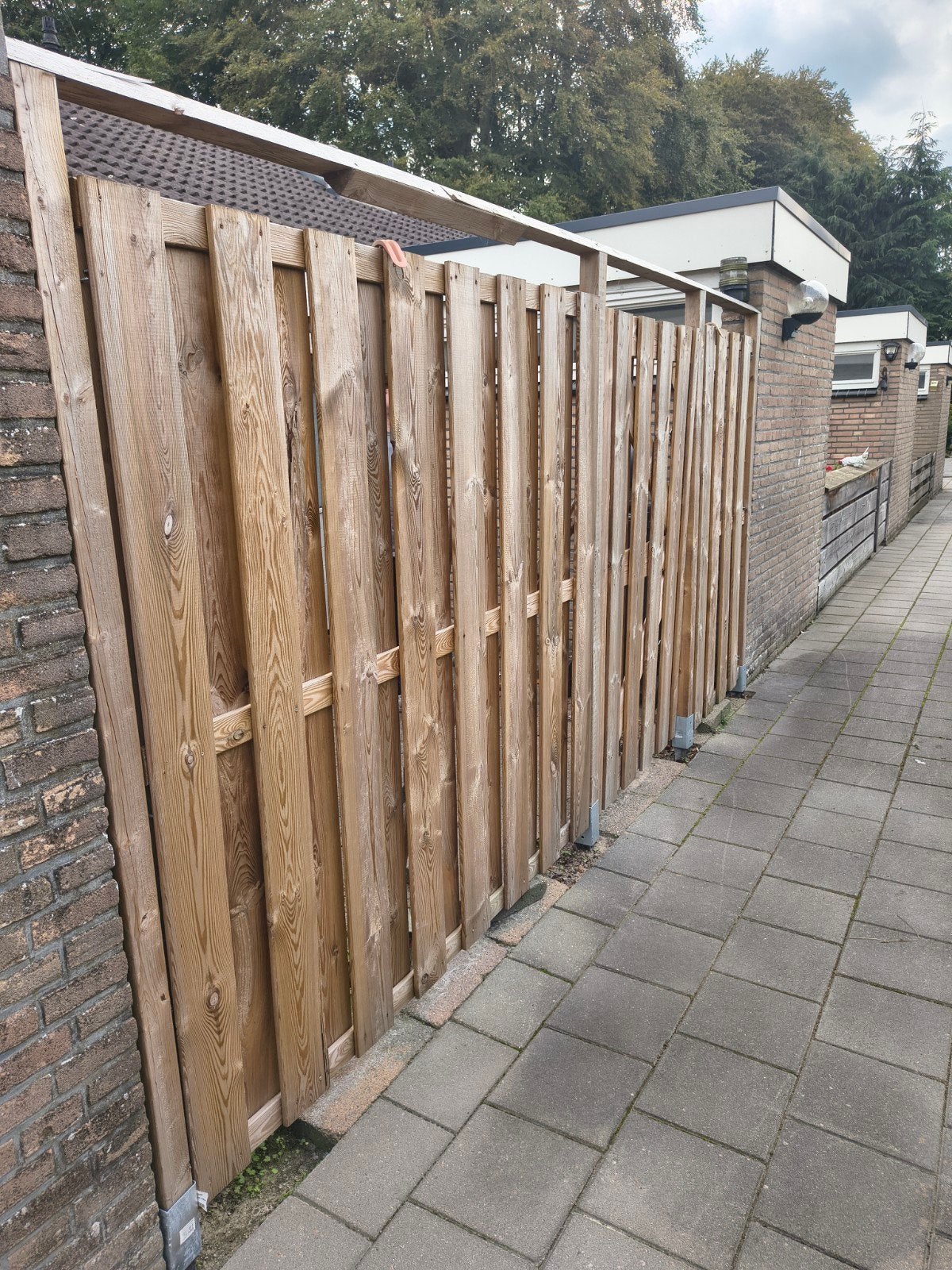 Stevige houten schutting met slot, poort, paalhouders, palen, Tuin en Terras, Ophalen, 1 tot 2 meter, Zo goed als nieuw, 3 tot 6 meter
