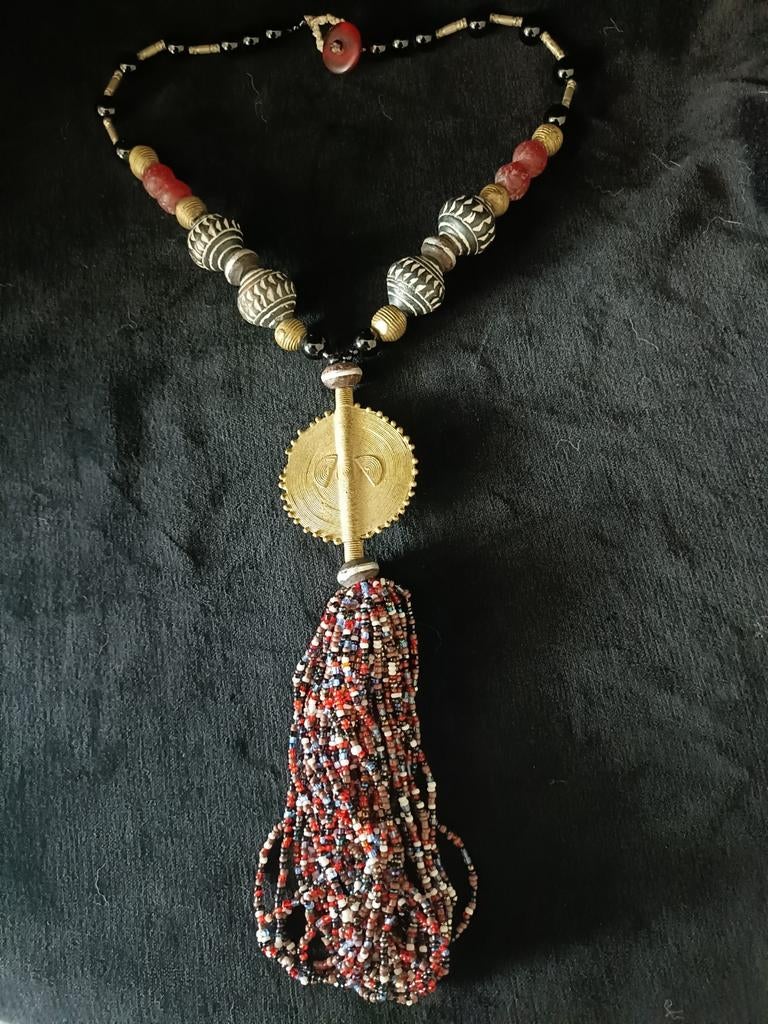 Oud Afrikaanse ketting met gerecyclede glaskralen, Gebruikt, Zwart, Ophalen of Verzenden, Overige materialen