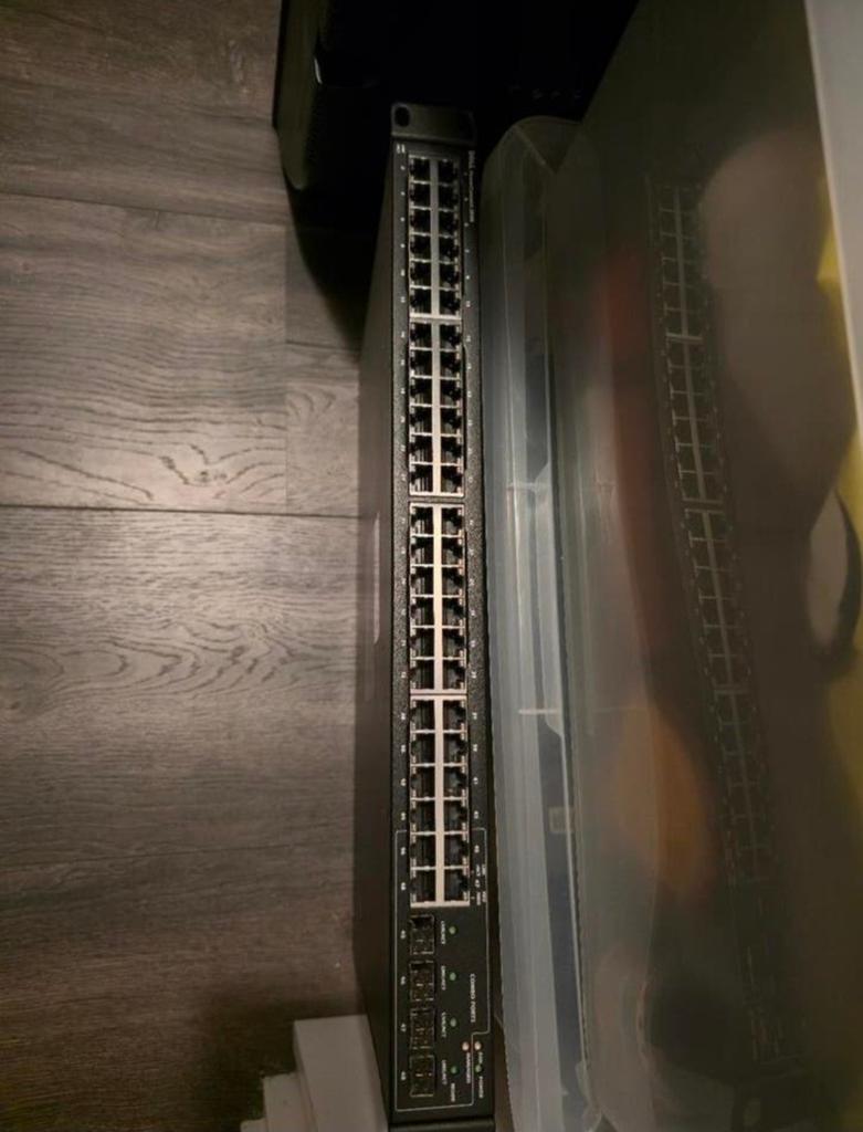 Dell PowerConnect 2848 Managed Switch - 48 Poorten, Computers en Software, Netwerk switches, Gebruikt, Ophalen of Verzenden