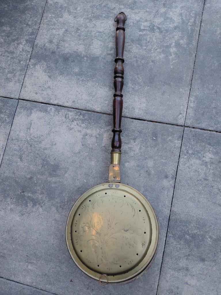 Oude beddenpan van koper met houten steel, Ophalen