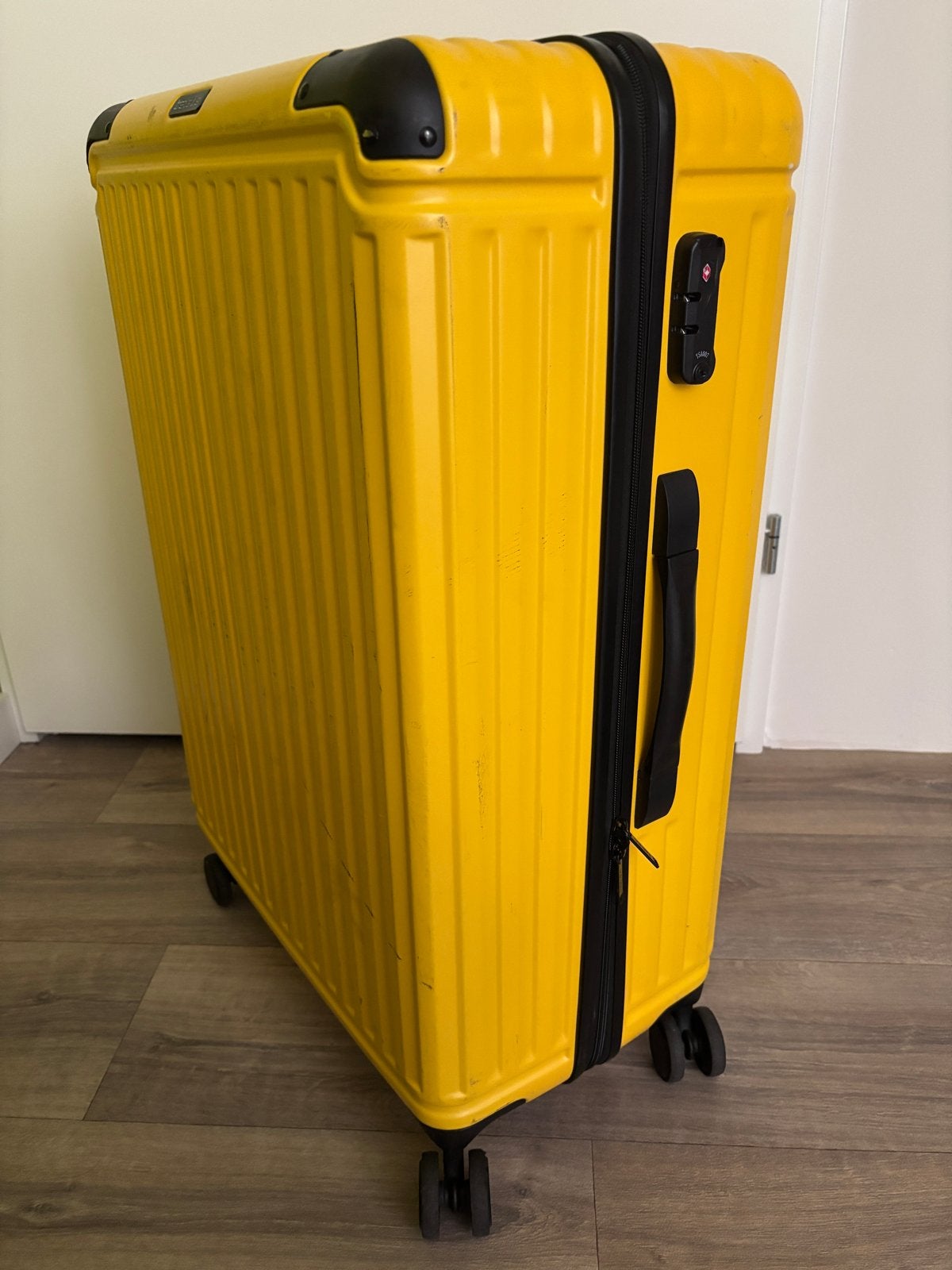 Gele Travelite koffer met wieltjes en slot, Ophalen, Gebruikt, Hard kunststof, Slot