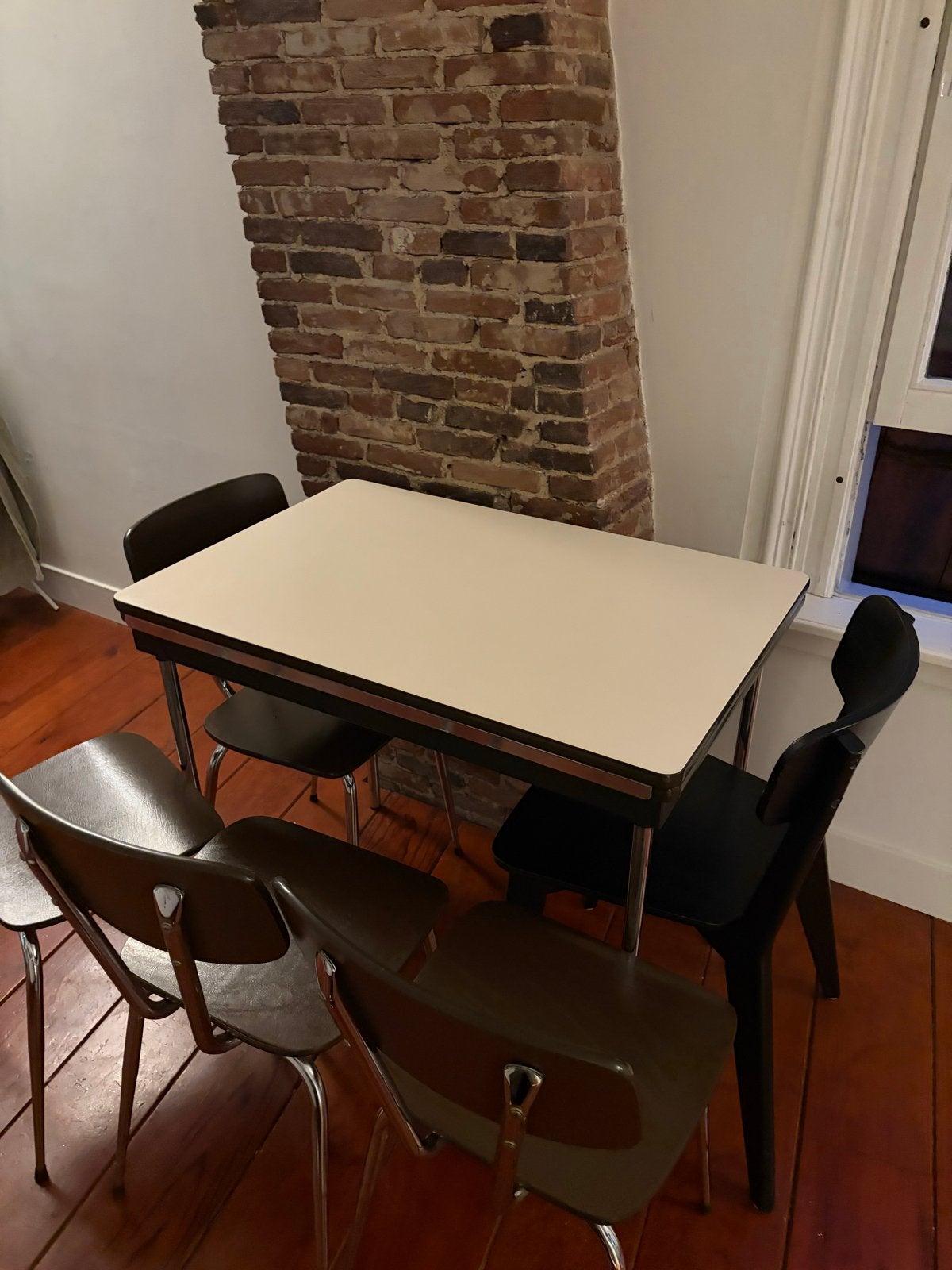 Foto 4 van Uitschuifbare eettafel met 5 stoelen (met spoed)