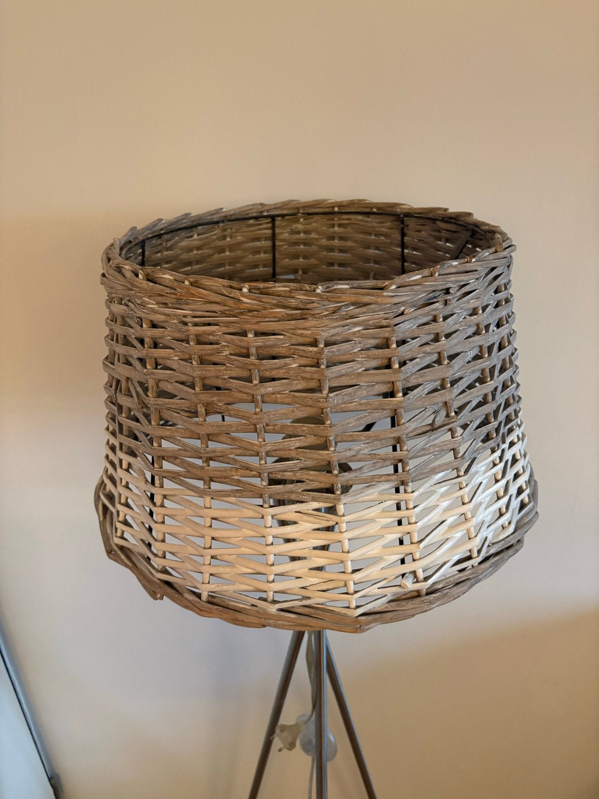 Rotan Vloerlamp met Metalen Statief - Zo goed als nieuw, Huis en Inrichting, Lampen | Vloerlampen, Ophalen, 100 tot 150 cm, E27 (groot)