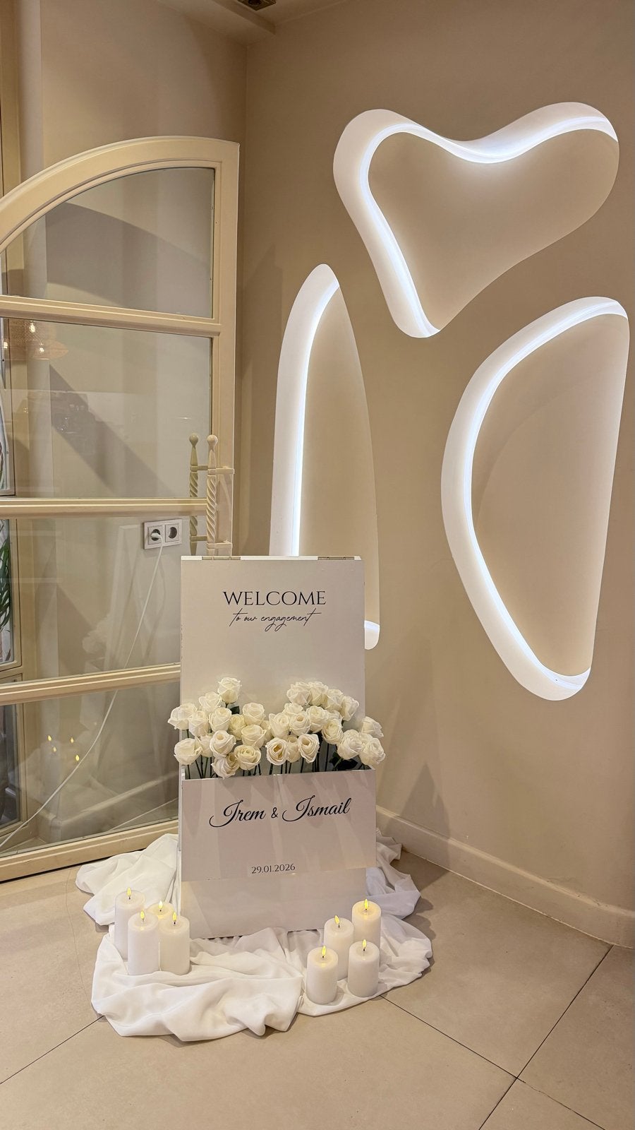 Welkomstbord te koop met witte rozen voor verloving/bruiloft, Hobby en Vrije tijd, Feestartikelen, Zo goed als nieuw, Geboorte of Huwelijk