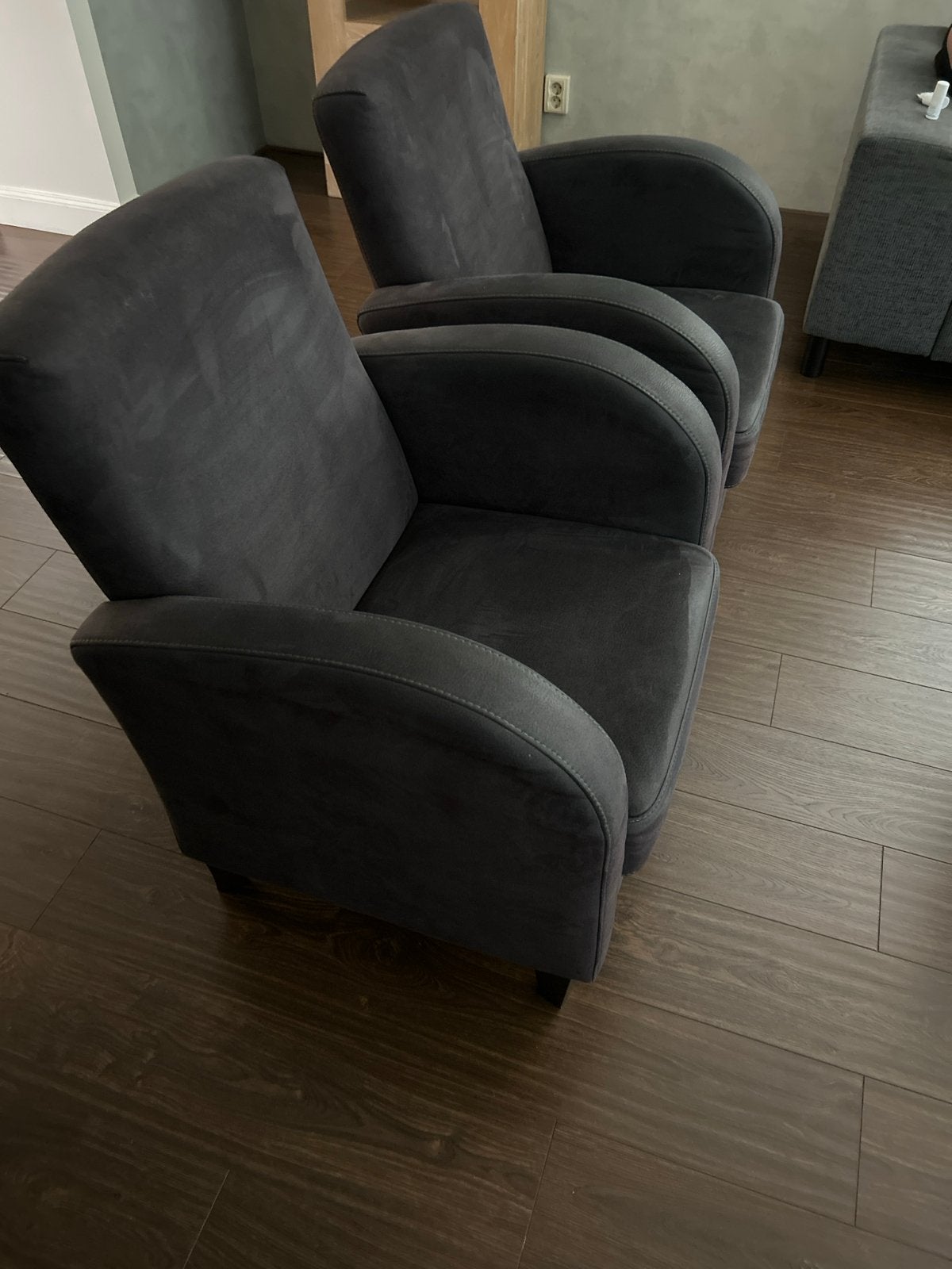 Twee comfortabele donkergrijze fauteuils, Ophalen, 75 tot 100 cm, Zo goed als nieuw, Stof