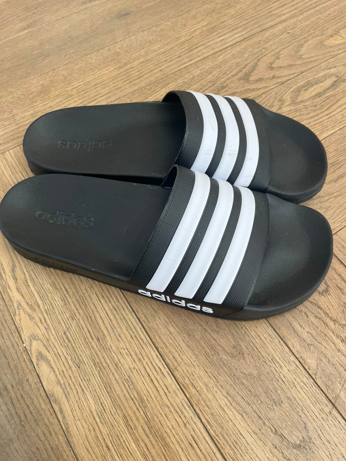 Adidas slippers maat 11 *NIEUW*, Kleding | Heren, Badmode en Zwemkleding, Ophalen of Verzenden, Overige maten, Overige kleuren