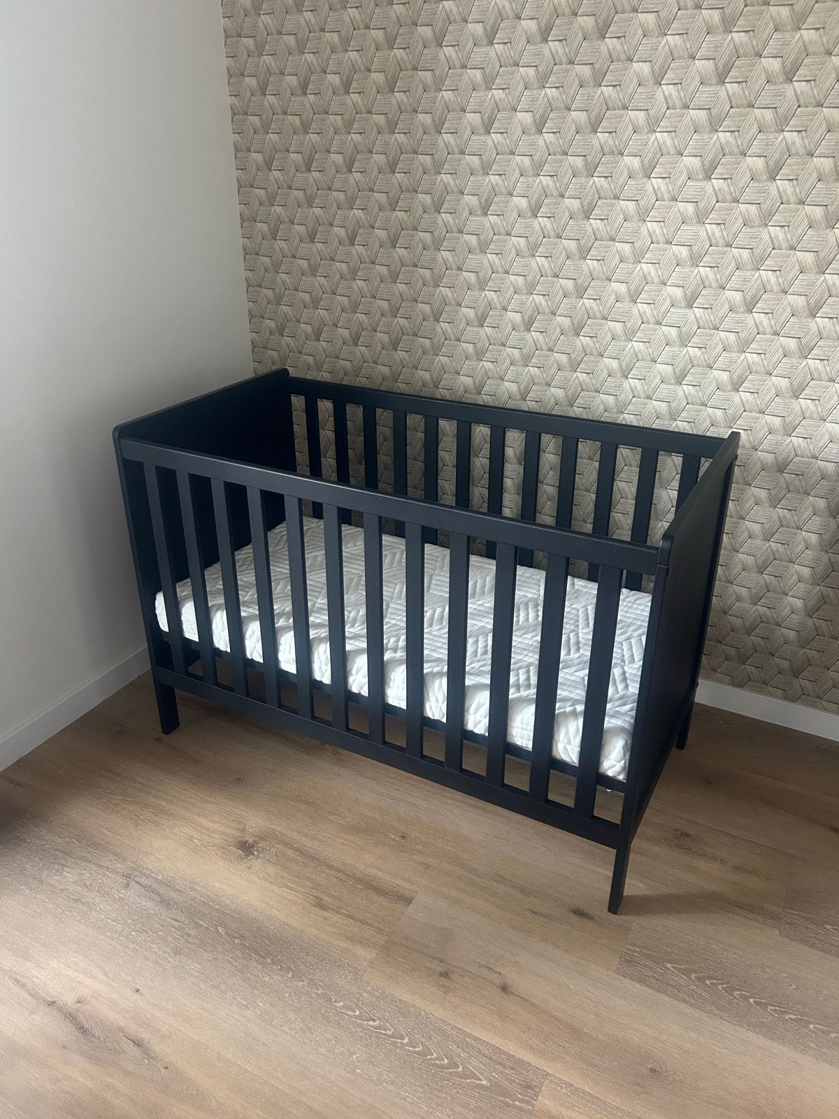 Babykamer set: Ledikant en Commode (Zwart), Ophalen, Zo goed als nieuw, Jongetje of Meisje