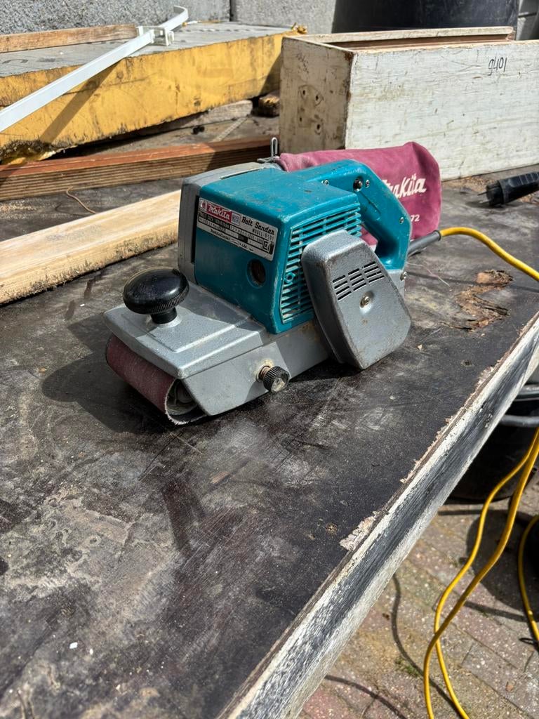 Makita 9401 bandschuurmachine (defect), Ophalen, Zo goed als nieuw, 1200 watt of meer, Bandschuurmachine