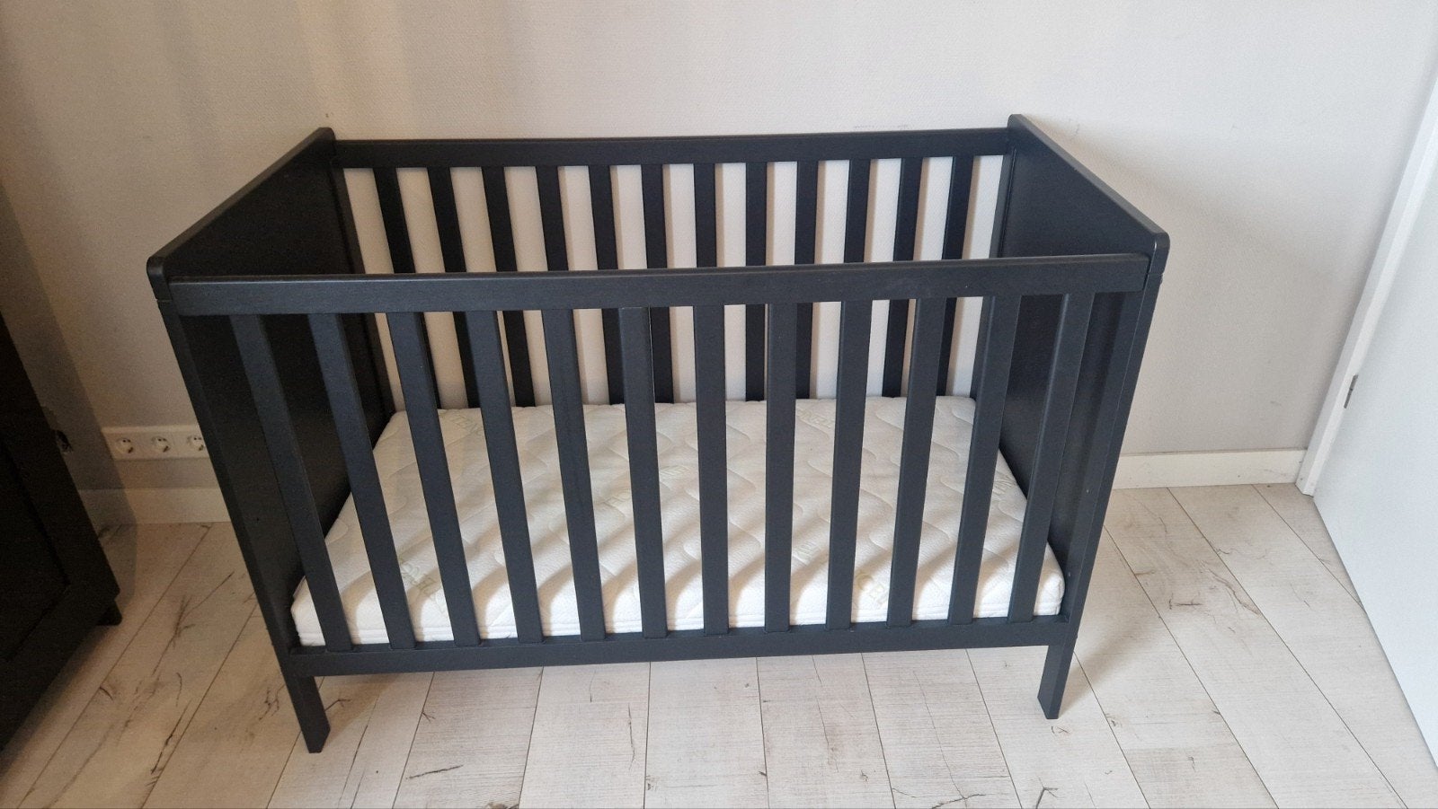 nette ralph babyledikant + matras zwart 60x120, Ophalen, Zo goed als nieuw, Ledikant