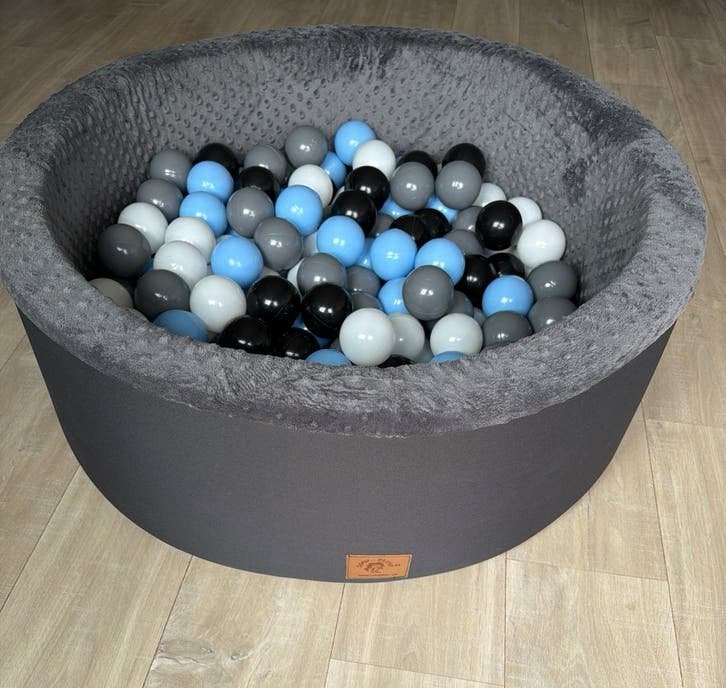 Grijze ballenbak met ballen (zwart, wit, grijs, blauw), Kinderen en Baby's, Speelgoed | Overig, Ophalen, Zo goed als nieuw, Jongen of Meisje