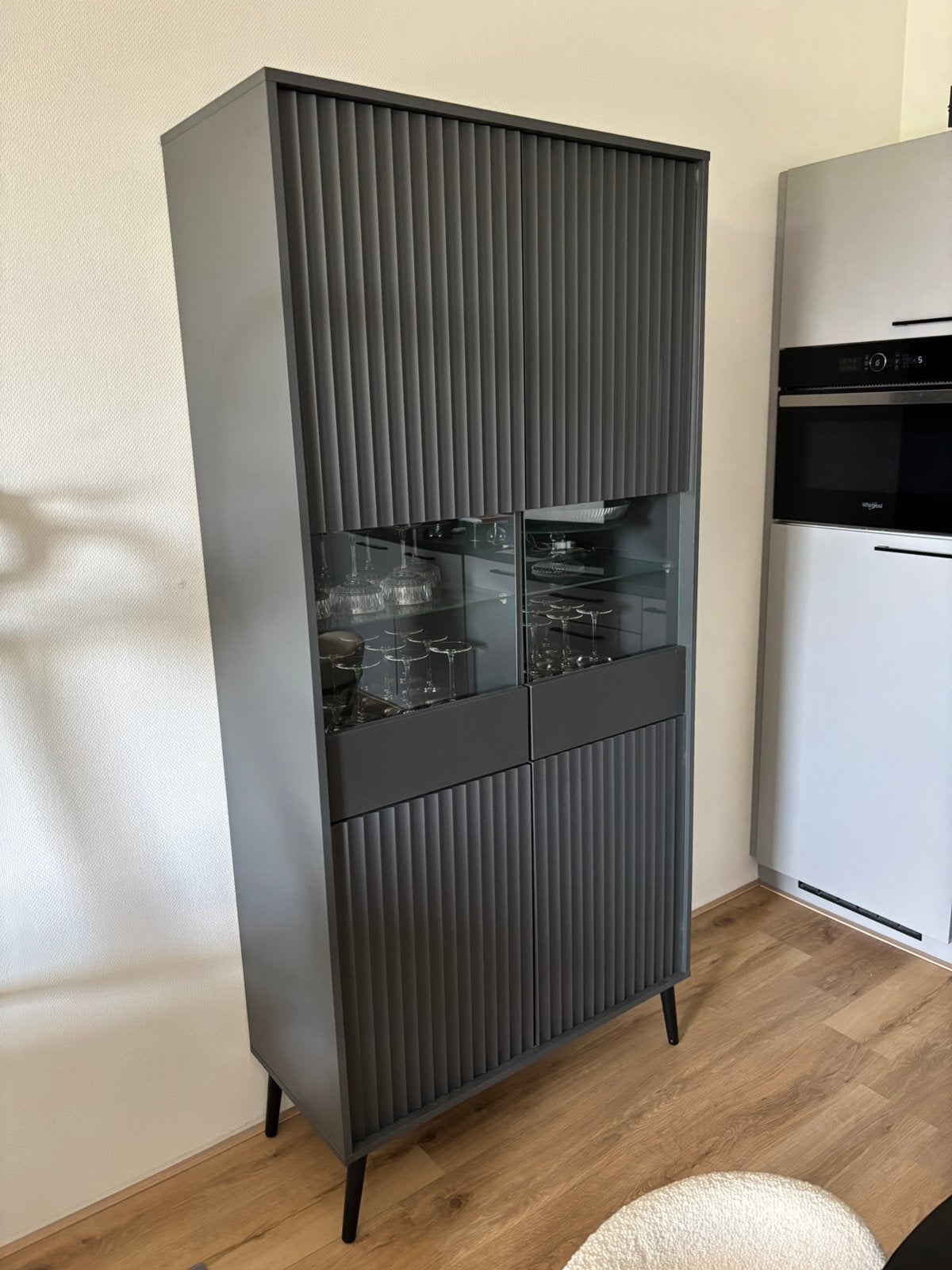 Meubella Winq vitrinekast, Huis en Inrichting, Kasten | Roldeurkasten en Archiefkasten, Zo goed als nieuw, 150 tot 200 cm, 50 tot 100 cm