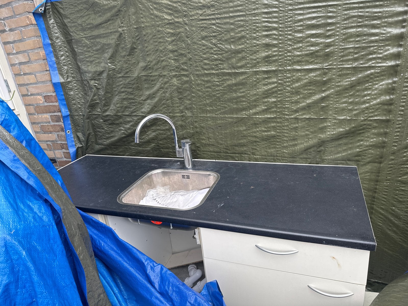 Keukenblok met spoelbak en kraan NIEUW, Huis en Inrichting, Keuken | Complete keukens, Gebruikt, Zwart, Enkelwandige keuken, Ophalen of Verzenden