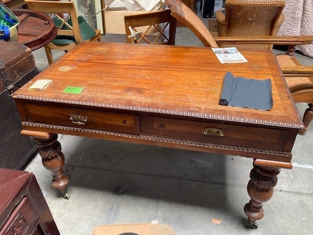 Antiek houten bureau met lades en sierlijke poten, Huis en Inrichting, Ophalen, Overige typen, Gebruikt, Hout