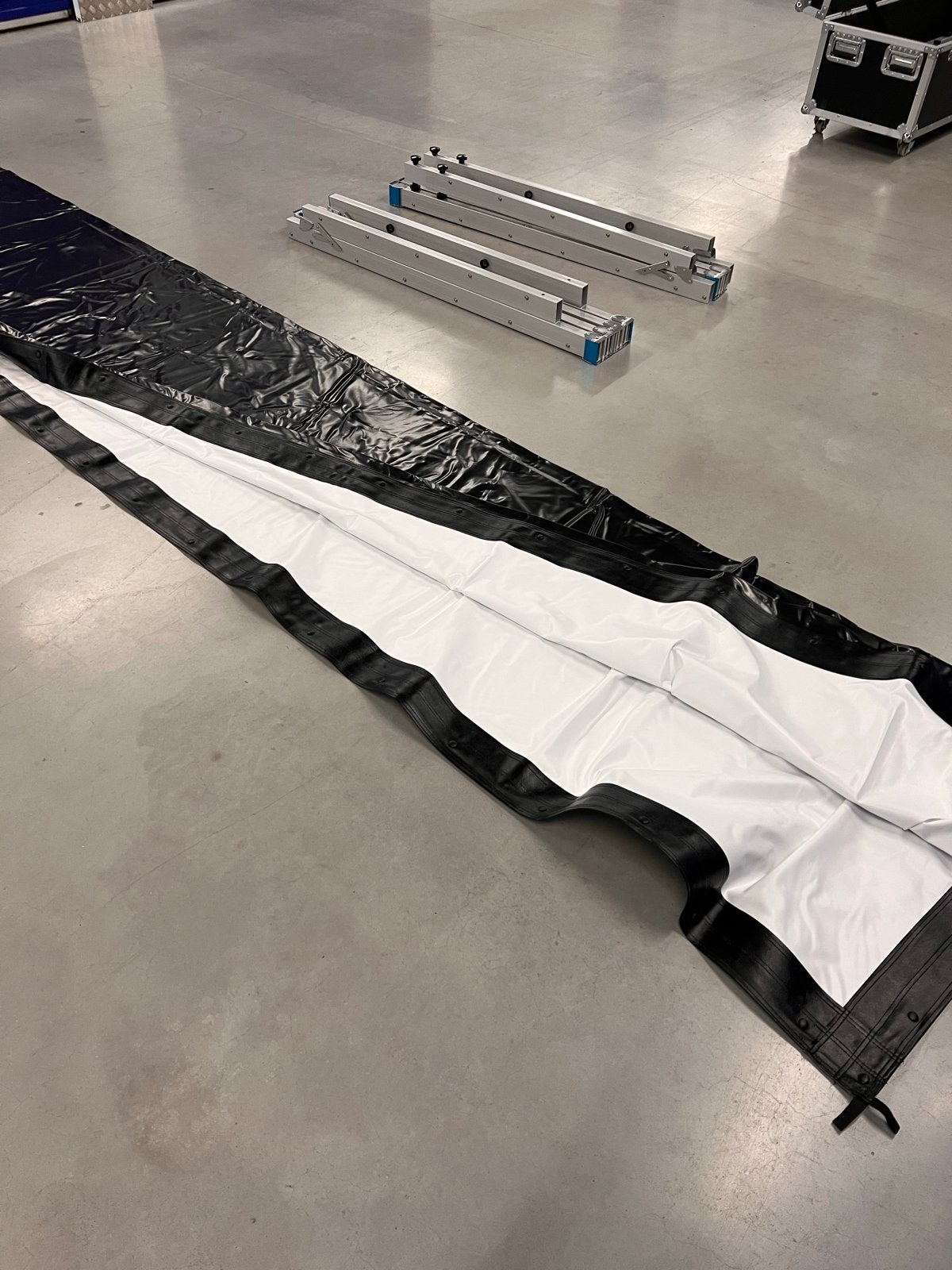 Professioneel projectiescherm 500 x 300 met flightcase+frame, Ophalen, Zo goed als nieuw