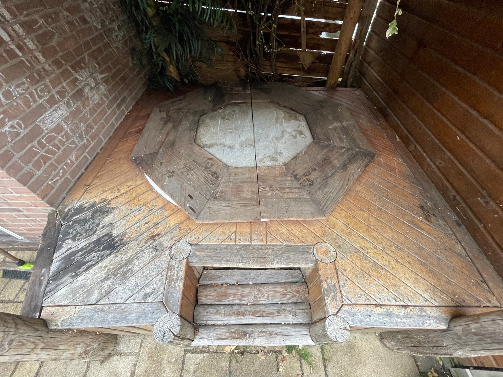 Hottub Houtgestookt bad met houten ombouw en kachel, Ophalen, Gebruikt, Vast, Inbouw