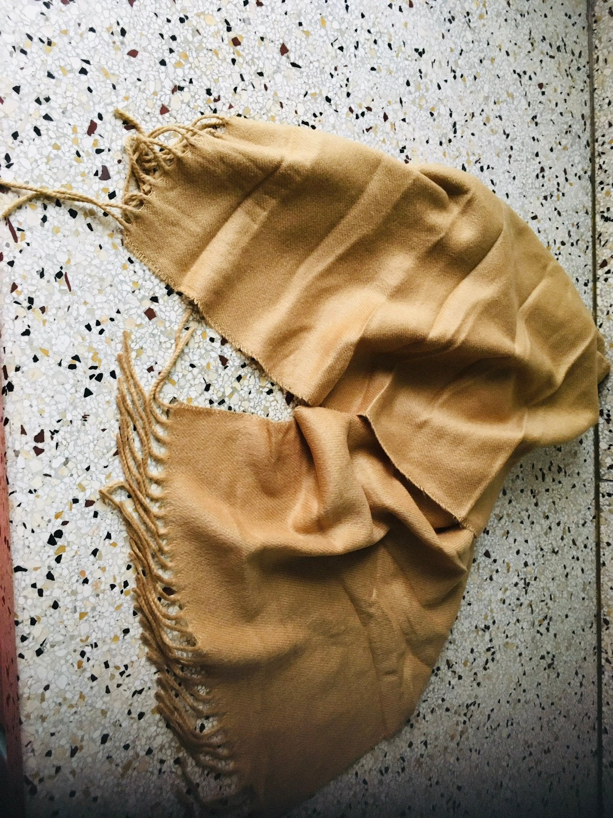 Superzachte goudbeige sjaal — NIEUW, Ophalen of Verzenden, Nieuw, Maat 46/48 (XL) of groter, Sjaal