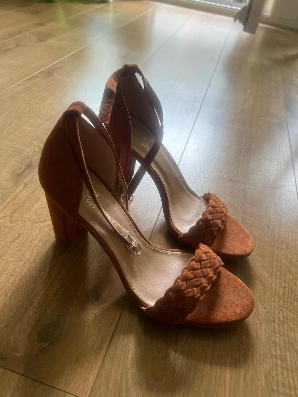 Nieuwe Guts & Gusto roestbruine pumps met bandjes, maat 40, Ophalen of Verzenden, Nieuw, Bruin, Pumps
