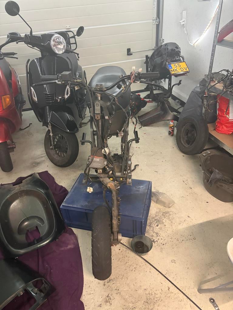 Piaggio SKR 125/150 frame met luxe plaat, Ophalen of Verzenden, Zo goed als nieuw, Frame, Piaggio