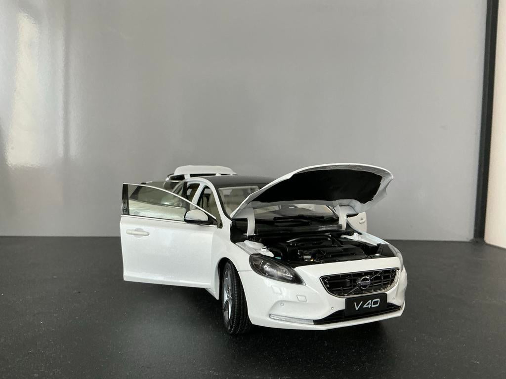 Witte Volvo V40 T4 schaalmodel 1:18, Ophalen of Verzenden, Zo goed als nieuw, Auto, Overige merken