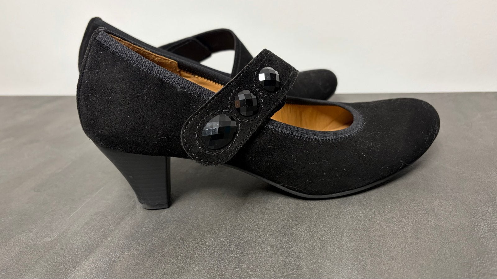 Gabor zwarte suède pumps met bandje - Maat 7.5 (41), Ophalen of Verzenden, Zo goed als nieuw, Zwart, Pumps