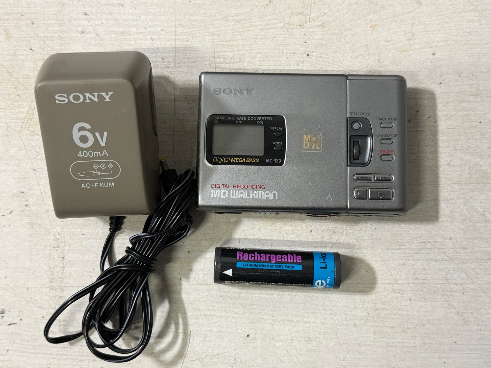 Sony Minidisc MZ-R30 MD Walkman Recorder met oplader, Sony, Ophalen of Verzenden, Sony, Minidisc-recorder