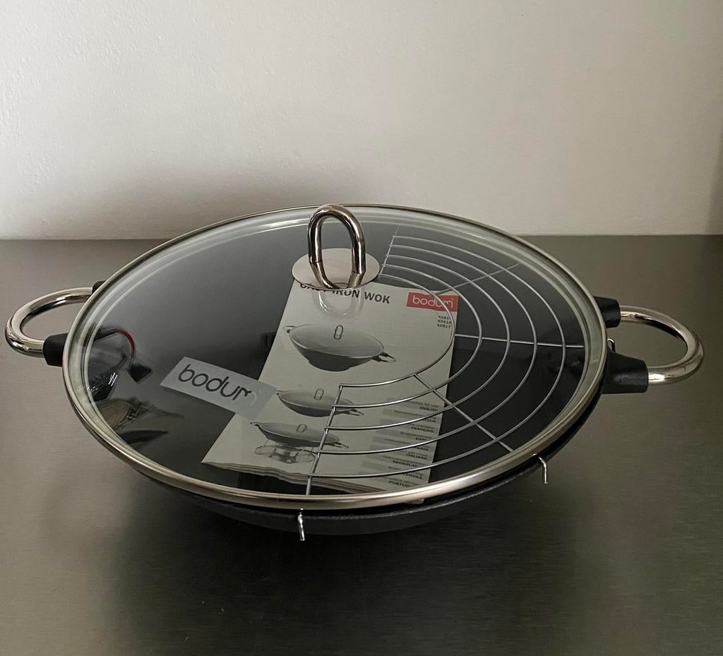 Bodum Gietijzer Wokpan met Glazen Deksel. Helemaal Nieuw!!, Huis en Inrichting, Ophalen of Verzenden, Nieuw, Gietijzer, Wok