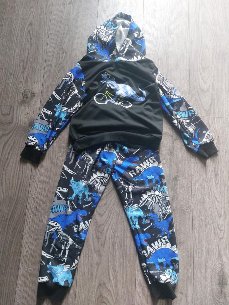 Dino jogger set + hoodie - maat 134, Kinderen en Baby's, Kinderkleding | Maat 134, Ophalen of Verzenden, Zo goed als nieuw, Setje
