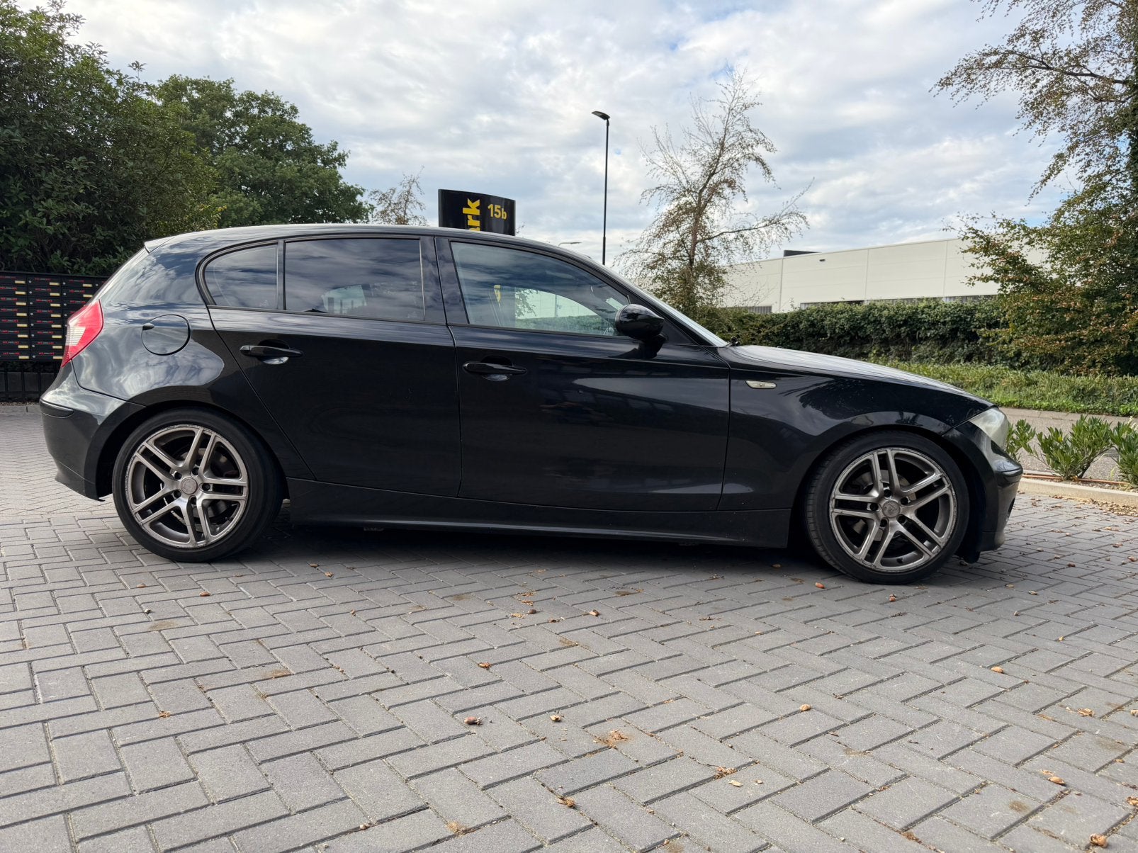 Te koop BMW 1 serie 116i 2006 Zwart start en rijd goed, 13 km/l, 1596 cc, Overige modellen, 4 cilinders