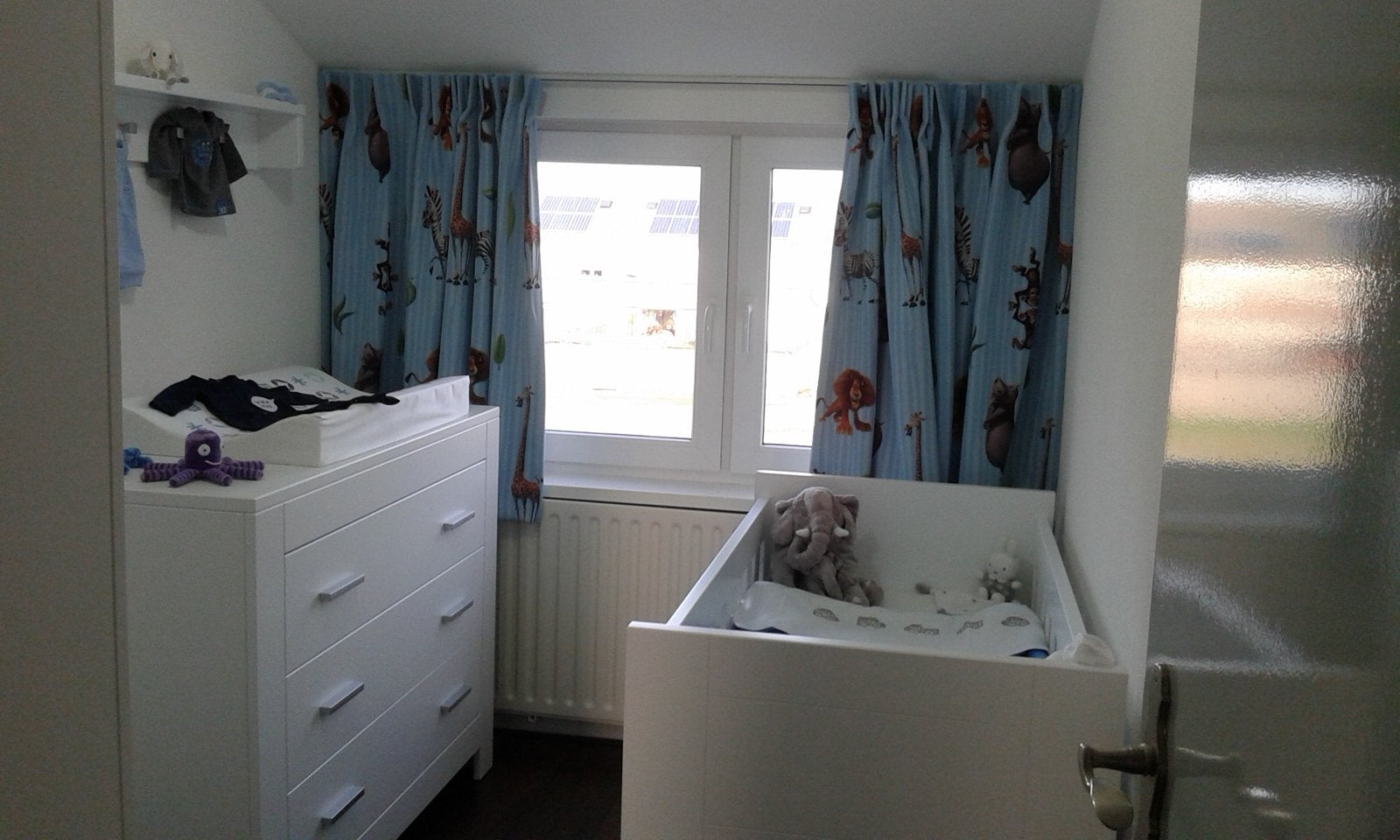 Complete Babykamer: Bed, matras, Commode, Wandplank en Kast, Ophalen, Zo goed als nieuw, Jongetje of Meisje
